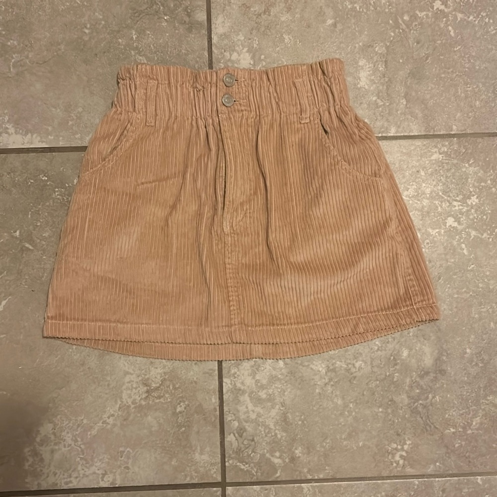 This skirt is not to short never been worn perfect for summer☀️🌊!!